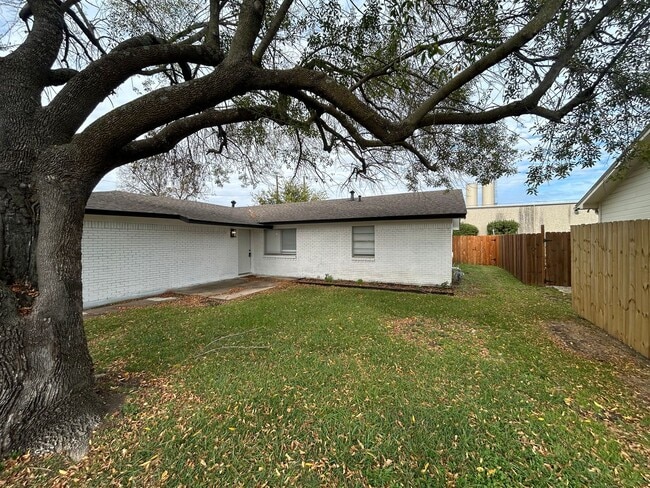 Building Photo - 1115 Westmoreland Dr