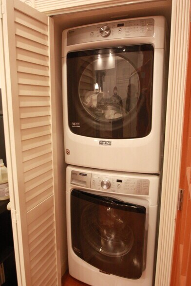 Building Photo - 140 S 11th St