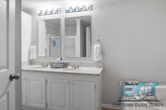 Building Photo - Lakefront Rental in Long Branch Shores