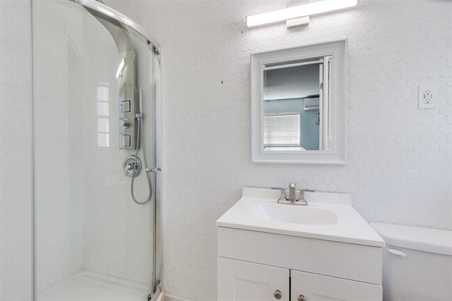 Building Photo - 936 NE 26th Ave