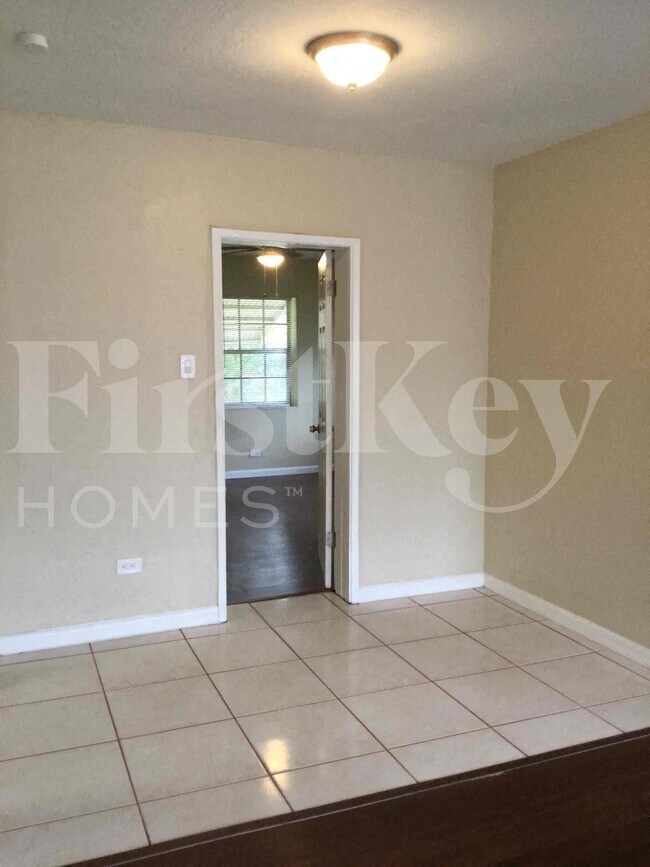 Building Photo - 1121 NW 23rd Terrace