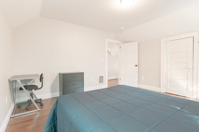 Building Photo - Three Bedroom One Bath