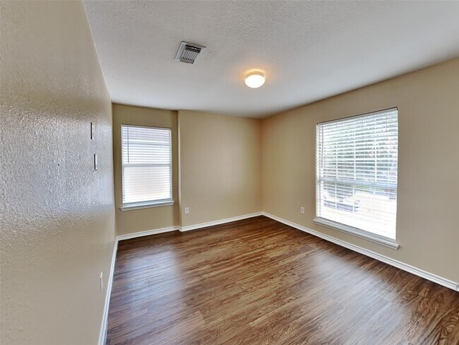 Building Photo - 226 Golden Oak Dr