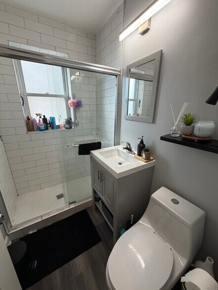 Building Photo - 3219 W Balmoral Ave