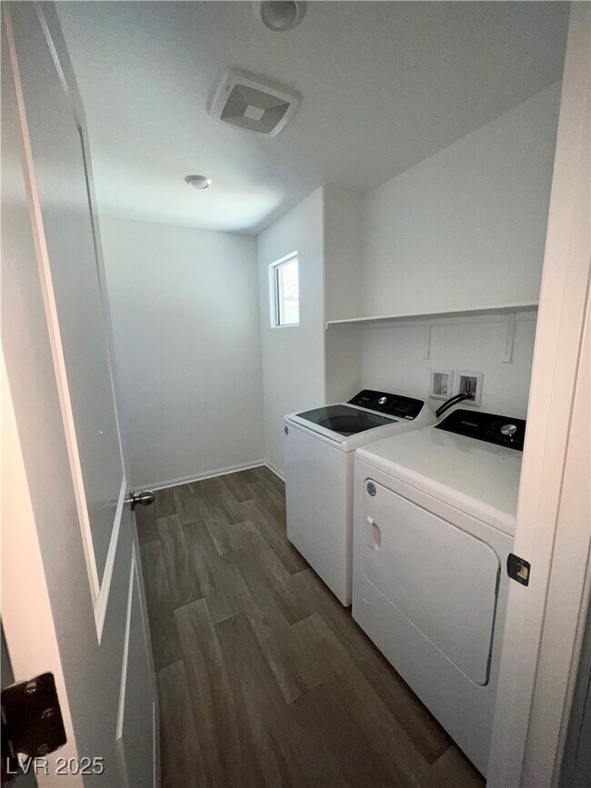 Building Photo - 7010 Sol Brillante St