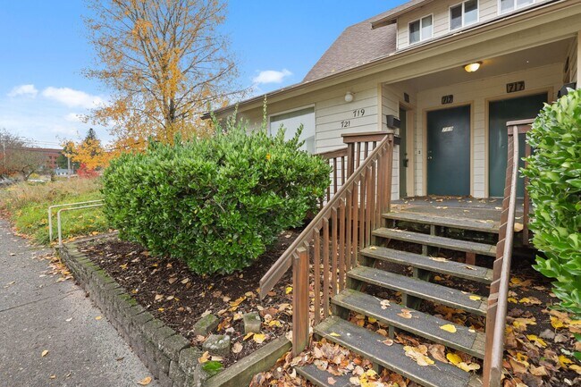 Building Photo - MOVE IN READY! Includes water, sewer and garbage. 2 bed 1 bath downtown Olympia!