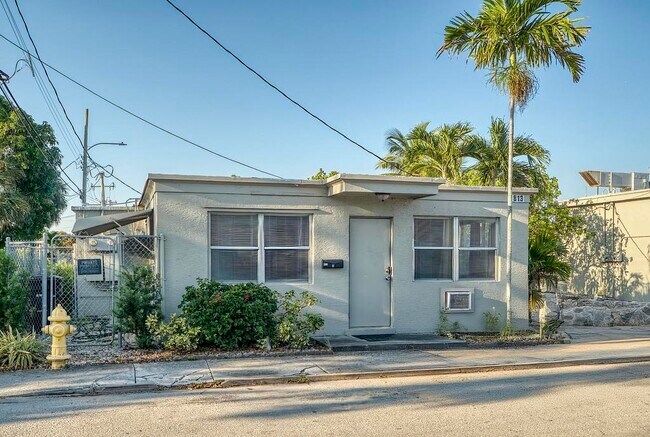 Building Photo - 813 9th Ave N