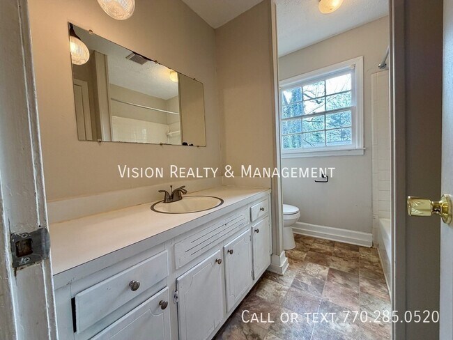 Building Photo - 96 Brock St