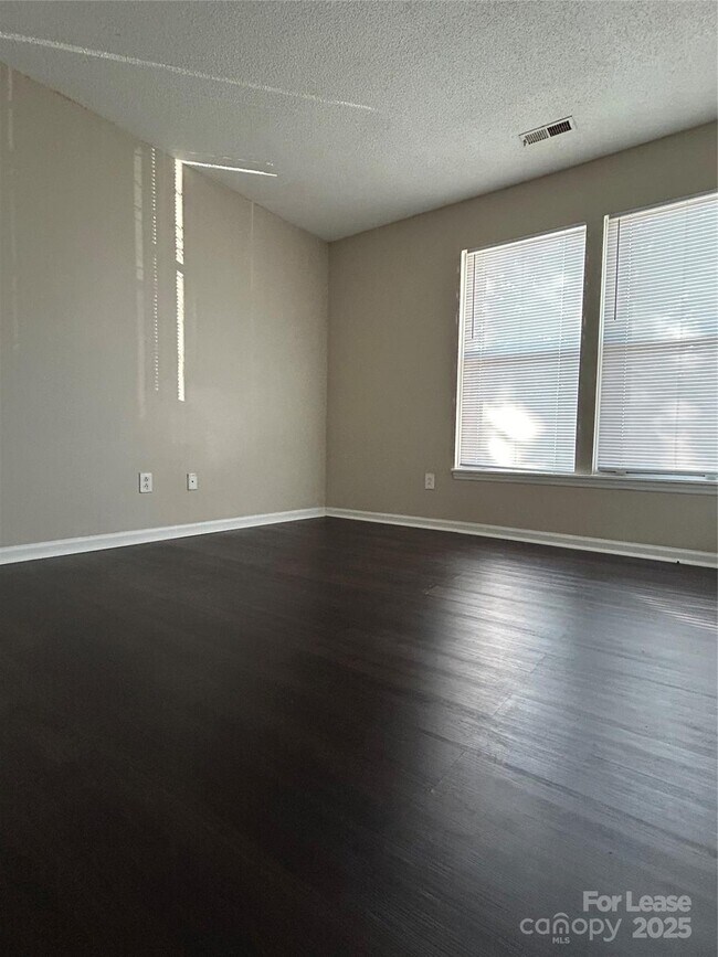 Building Photo - 9629 Vinca Cir