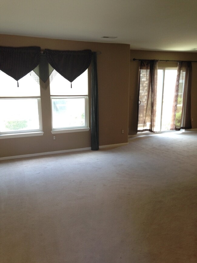 Building Photo - 3BD/2.5BA in Englewood with Attached Garage