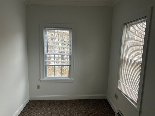 Building Photo - 31 Wellington St