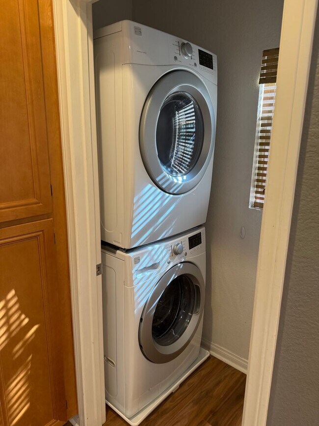 Building Photo - ESCALA - Luxury 2 / 2.5 Townhouse + 2 Car Garage in Gated Escala Community