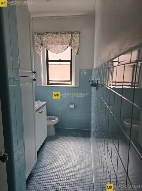Building Photo - 923 Beacon St