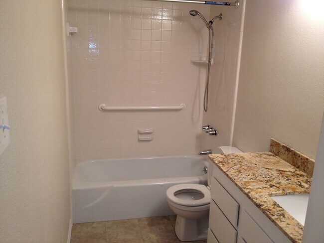 Building Photo - 3 Bed, 2 Bath. Hardwood floors, quartz countertops, stainless steel appliances.