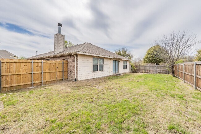 Building Photo - 636 Saddleway Dr