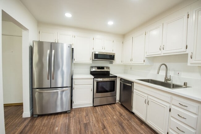 Building Photo - Newport Beach One Bedroom Beauty