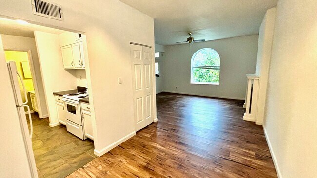 Building Photo - 348 N Newstead Ave