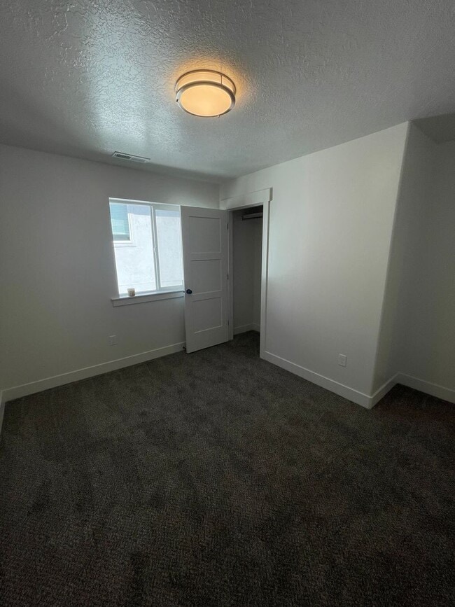 Building Photo - Freshly Updated Townhome with Walk-In Clos...