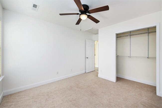 Building Photo - 520 Crossland Dr