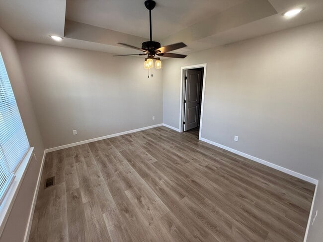 Building Photo - Spacious 5-Bedroom Walkout Basement Home i...