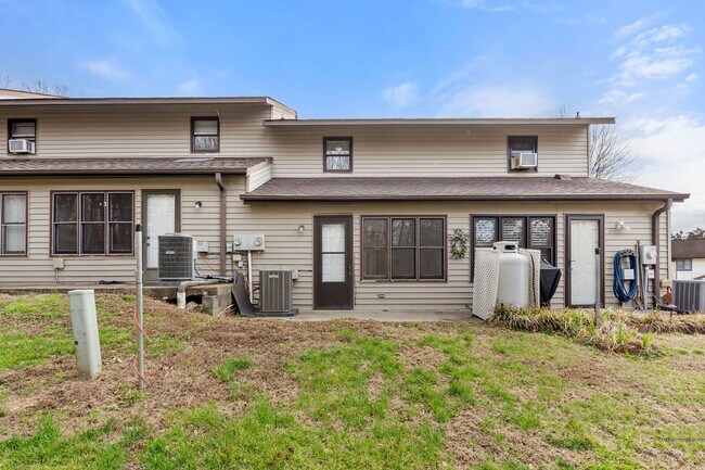Building Photo - Updated 2-bedroom, 1.5-bath townhome in Winston-Salem
