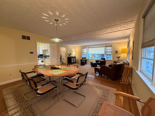 Building Photo - 33 N Gladstone Ave