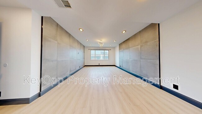 Building Photo - 711 La Playa St