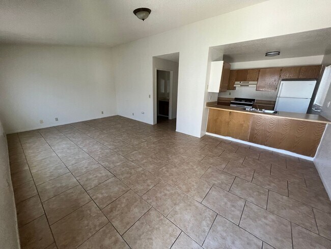 Building Photo - 2 Bedroom 1.5 Bath w Pool