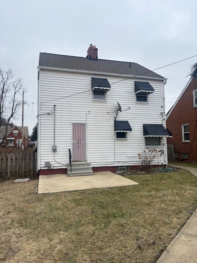 Building Photo - Move-In Ready 3BR Home w/ Fireplace, Garage & Basement – Cleveland