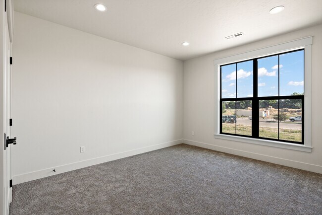 Building Photo - 2440 W Iron Coop St