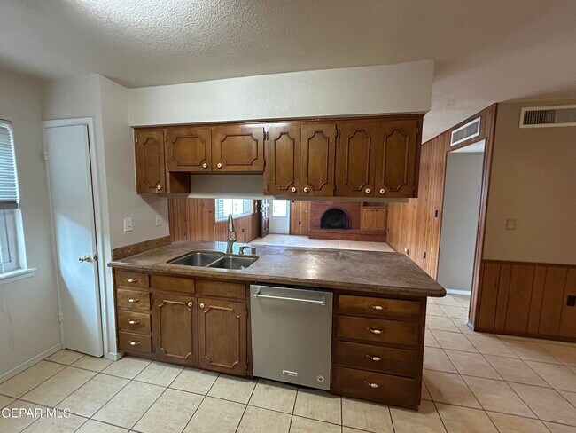 Building Photo - 5125 Sweetwater Dr