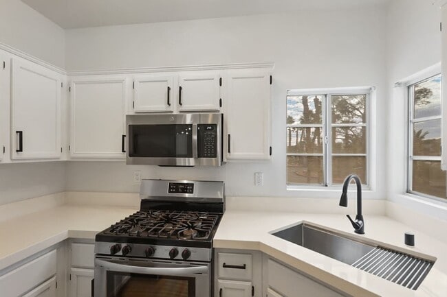 Building Photo - 3 Bed Condo In Gated West Side Community