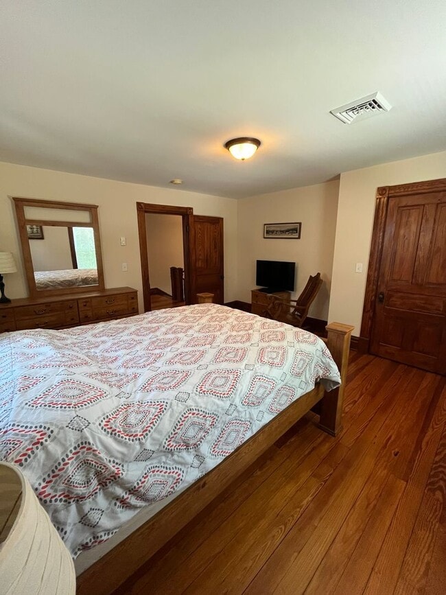 Building Photo - Beautiful 4-bedroom Farmhouse in Raphine a...