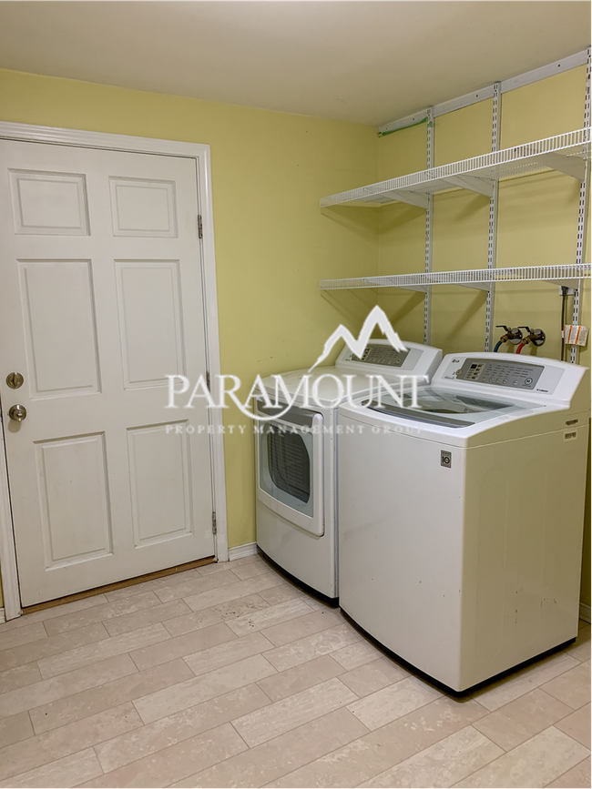 Building Photo - Adorable 2 Bed 1.5 Bath on Rocky Point!