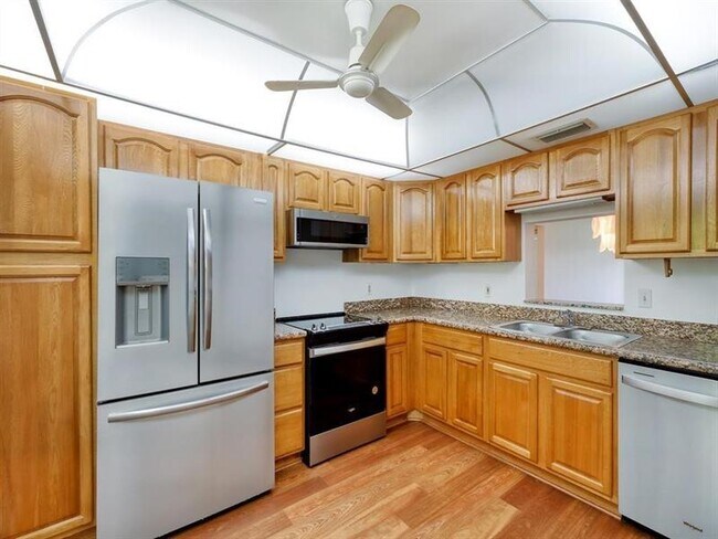 Building Photo - 4701 Martinique Dr