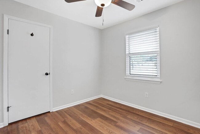 Building Photo - 3 bedroom 1.5 bath home