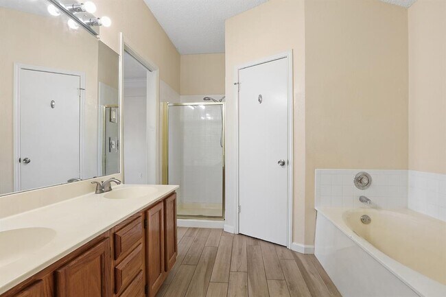 Building Photo - 15301 Ecorio Dr