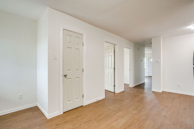 Building Photo - Updated Duplex in Weatherford with large y...