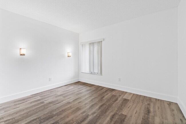 Building Photo - 5151 W Club Cir