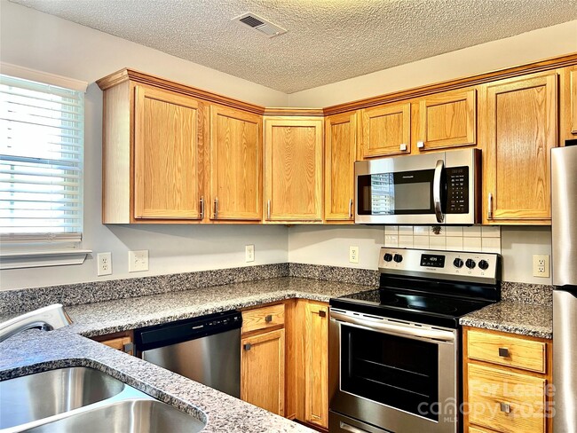 Building Photo - 6033 Briggs Dr