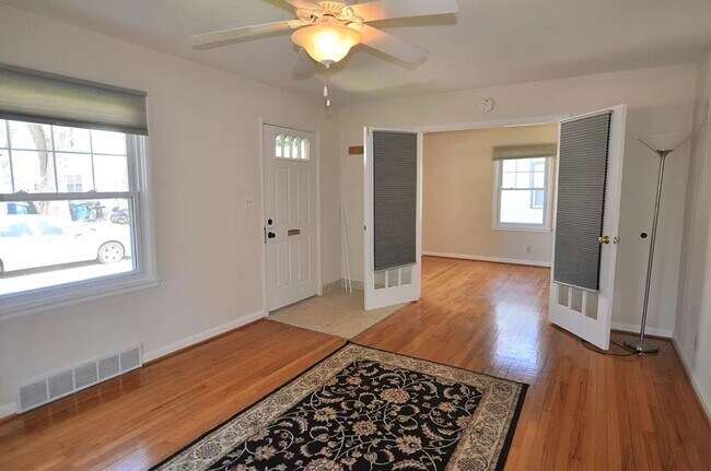 Building Photo - 906 Sylvan Ave