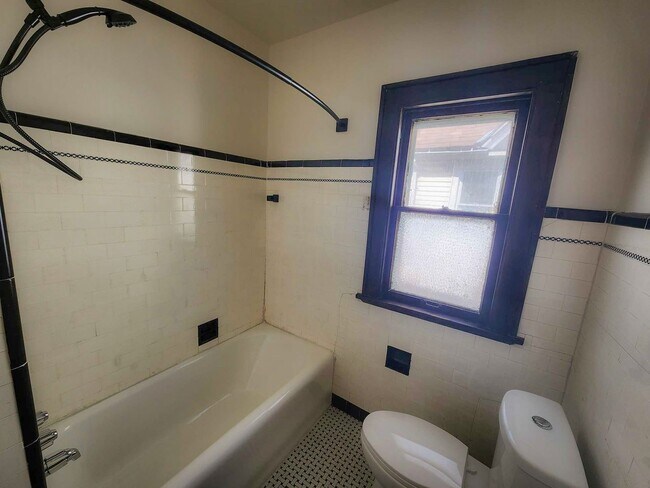 Building Photo - Renovated 2-Bedroom Upper Duplex Unit