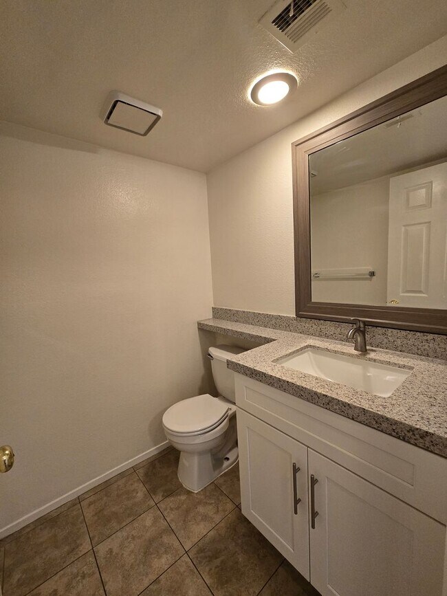 Building Photo - An Amazing Henderson 3 Bedroom Townhome!!