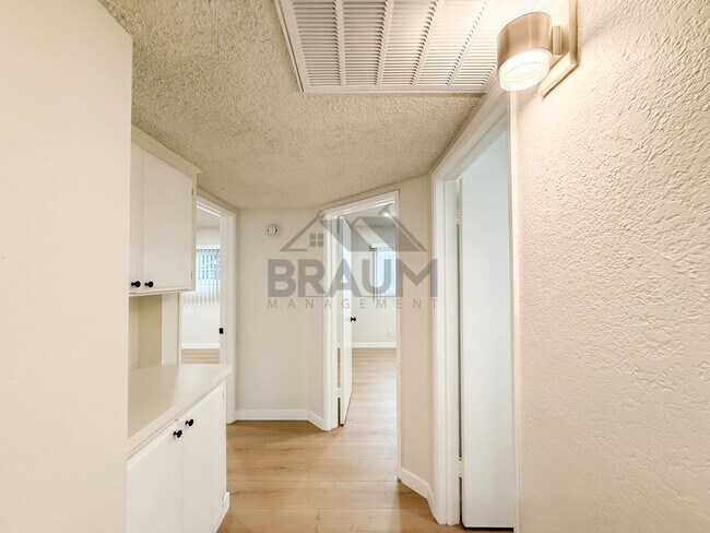 Building Photo - 11007 Hartsook St