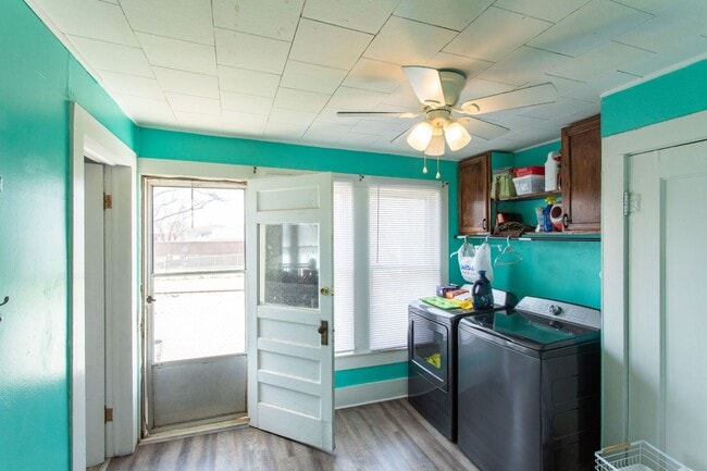 Building Photo - Spacious Home ready for a new family!