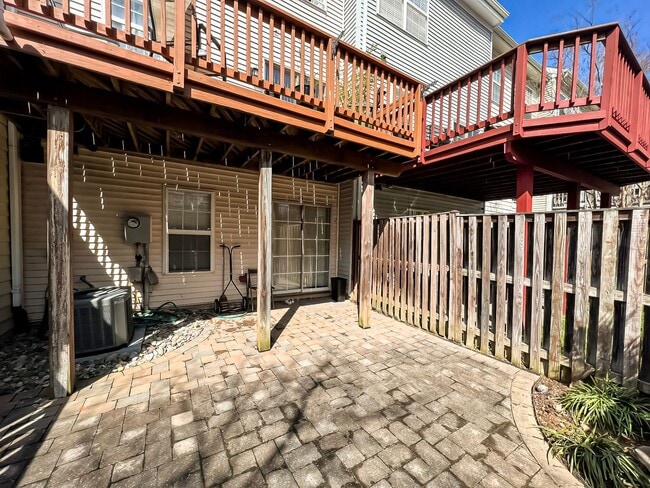 Building Photo - Lovely Tri-Level 3 Bedroom 2 Bathroom And ...