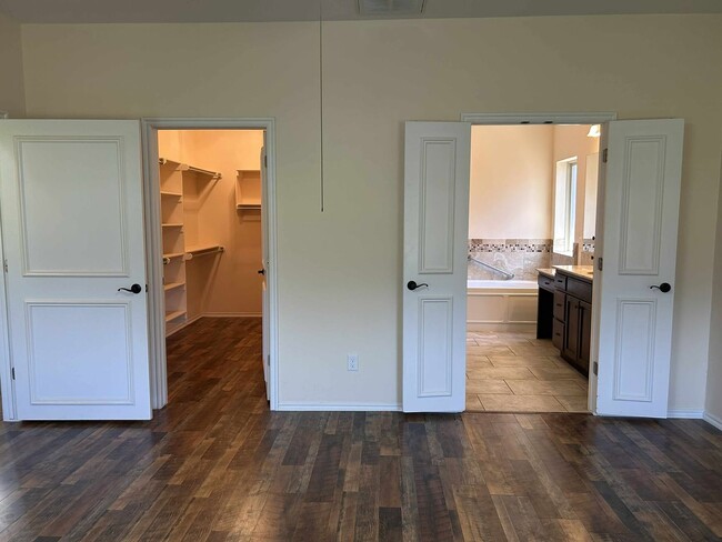 Building Photo - Elegant Living in the Heart of OKC – Impec...