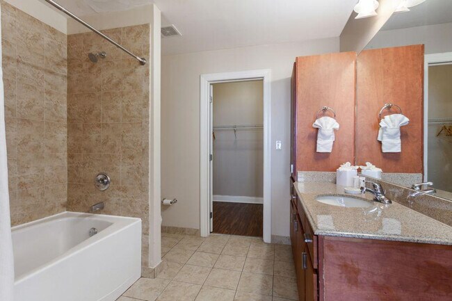 Building Photo - 925 Common St