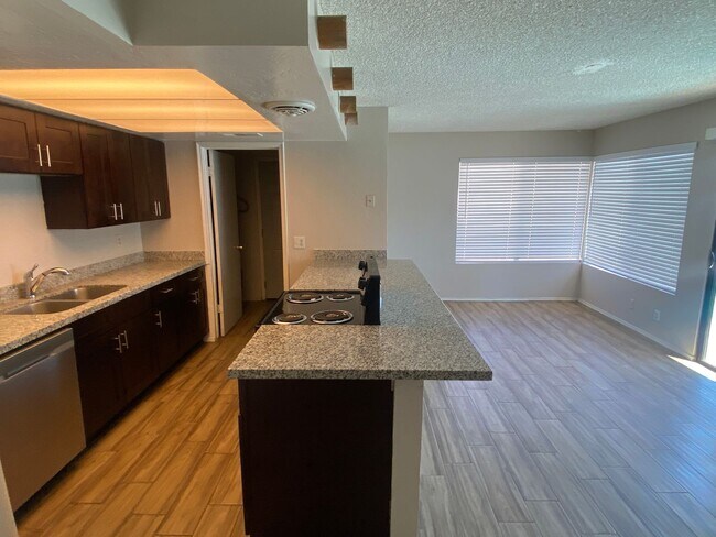 Building Photo - Charming 3 bedroom, 2 bath with Pool