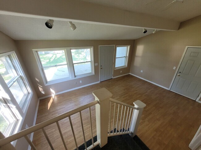 Building Photo - Beautiful home with attached garage and great yard!